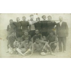   1952 - szigetbecsei futballcsapat. A képen szereplők és a kép készítője ismeretlen. Régi fotó. Fekete-fehér fotó, eredeti papírkép. (2793637)