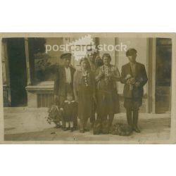   1942 - Csoprtkép szőlővel. A képen szereplők és a kép készítője ismeretlen. Eredeti régi fotó. Fekete-fehér fotólap, régi képeslap. (2793638)