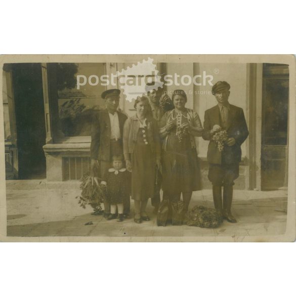 1942 - Csoprtkép szőlővel. A képen szereplők és a kép készítője ismeretlen. Eredeti régi fotó. Fekete-fehér fotólap, régi képeslap. (2793638)