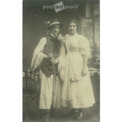   1911 - Fiatal pár népviseletben. A fotó Tihanyi Sándor fotoműtermében készült, Salgótarjánban. Eredeti régi fotó. Fekete-fehér fotólap, régi képeslap. (2793639)