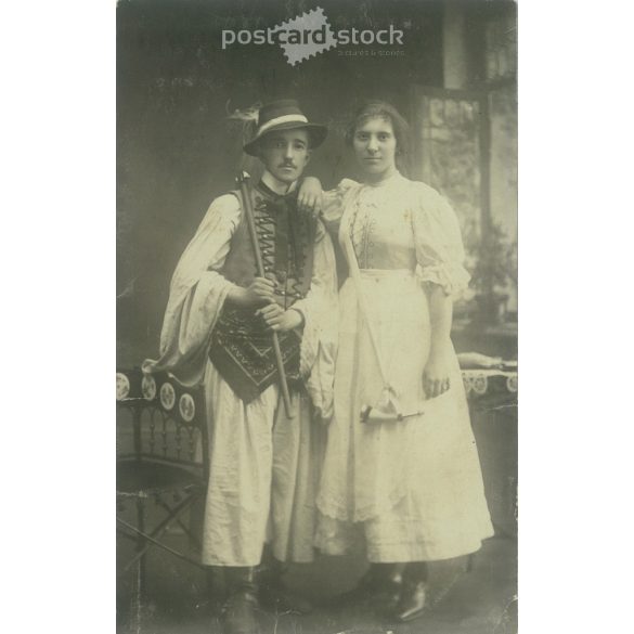 1911 - Fiatal pár népviseletben. A fotó Tihanyi Sándor fotoműtermében készült, Salgótarjánban. Eredeti régi fotó. Fekete-fehér fotólap, régi képeslap. (2793639)