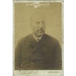 1800-as évek vége. Férfi műtermi prtréfotója. A fotó Heinrich Adleff fotóműtermében készült, Brassón. A képen szereplő személye ismeretlen. Régi fotó. Eredeti kabinetfotó / keményhátú fotó / vizitkártya, CDV fotó. (2793642)