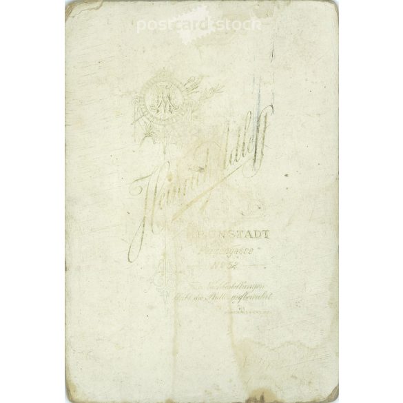 1800-as évek vége. Férfi műtermi prtréfotója. A fotó Heinrich Adleff fotóműtermében készült, Brassón. A képen szereplő személye ismeretlen. Régi fotó. Eredeti kabinetfotó / keményhátú fotó / vizitkártya, CDV fotó. (2793642)