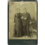 1900-as évek eleje. Fiatal pár műtermi fotója. A fotó Alexander Vasas fotóműtermében készült. A képen szereplő személye ismeretlen. Régi fotó. Eredeti kabinetfotó / keményhátú fotó / vizitkártya, CDV fotó. (2793643)