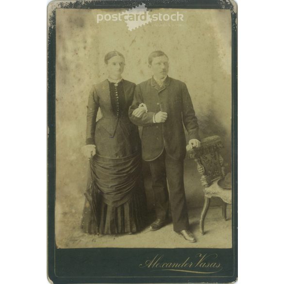 1900-as évek eleje. Fiatal pár műtermi fotója. A fotó Alexander Vasas fotóműtermében készült. A képen szereplő személye ismeretlen. Régi fotó. Eredeti kabinetfotó / keményhátú fotó / vizitkártya, CDV fotó. (2793643)