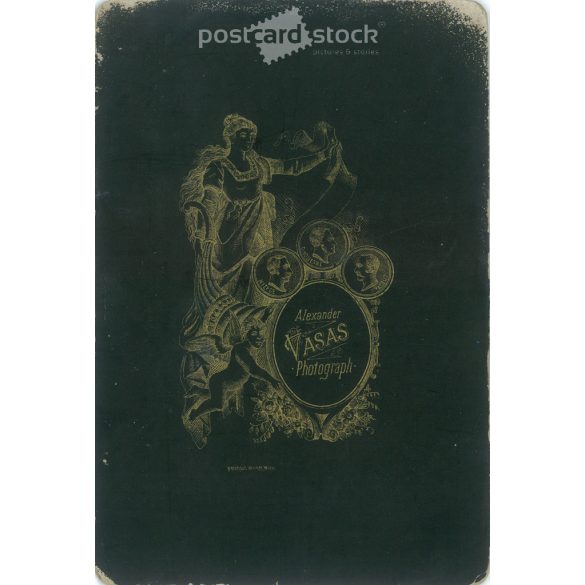 1900-as évek eleje. Fiatal pár műtermi fotója. A fotó Alexander Vasas fotóműtermében készült. A képen szereplő személye ismeretlen. Régi fotó. Eredeti kabinetfotó / keményhátú fotó / vizitkártya, CDV fotó. (2793643)