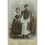 cca 1900. Házaspár népviseletben, "Piri néni és férje". A fotó Ferencz és Társa fotóműtermében készült, Kolozsvárott. Régi fotó. Eredeti kabinetfotó / keményhátú fotó / vizitkártya, CDV fotó. (2793644)