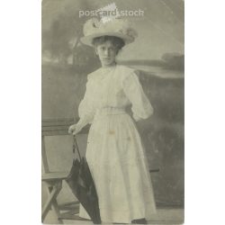   1910 - Fiatal nő nyári viseletben, műtermi felvétel. A képen szereplő és a kép készítője ismeretlen. Eredeti régi fotó. Fekete-fehér fotólap, régi képeslap. (2793648)