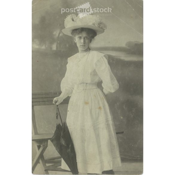1910 - Fiatal nő nyári viseletben, műtermi felvétel. A képen szereplő és a kép készítője ismeretlen. Eredeti régi fotó. Fekete-fehér fotólap, régi képeslap. (2793648)