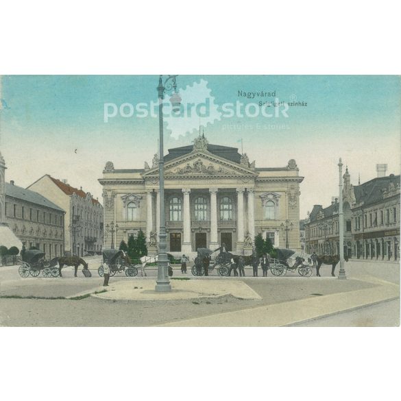 1919 - Nagyvárad, Szigligeti színház az előtte várakozó fiákerekkel. Dr. Trenkler és Társa kiadása. Eredeti régi fotó. Színezett fotólap, régi képeslap. (2793655)