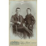 Fivérek műtermi felvétele, Budapesten. A kabinetfotó Elbl és Pietsch fotóműtermének munkája. Régi fotó, eredeti kabinetfotó / keményhátú fotó / vizitkártya, CDV fotó. (2793659)