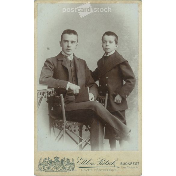 Fivérek műtermi felvétele, Budapesten. A kabinetfotó Elbl és Pietsch fotóműtermének munkája. Régi fotó, eredeti kabinetfotó / keményhátú fotó / vizitkártya, CDV fotó. (2793659)