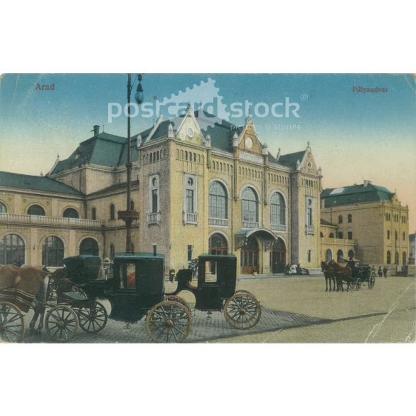 1926 - Arad, Pályaudvar az előtte várakozó fiákerekkel. Kerpel Izsó kiadása. Eredeti régi fotó. Színezett fotólap, régi képeslap. (2793661)