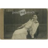 1905 - Fiatal nő műtermi felvétele, Nagyszombat. A fotó a Victoria fotóműterem munkája. A képen szereplő személye ismeretlen. Régi fotó. Eredeti kabinetfotó / keményhátú fotó / vizitkártya, CDV fotó. (2793663)