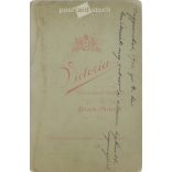 1905 - Fiatal nő műtermi felvétele, Nagyszombat. A fotó a Victoria fotóműterem munkája. A képen szereplő személye ismeretlen. Régi fotó. Eredeti kabinetfotó / keményhátú fotó / vizitkártya, CDV fotó. (2793663)