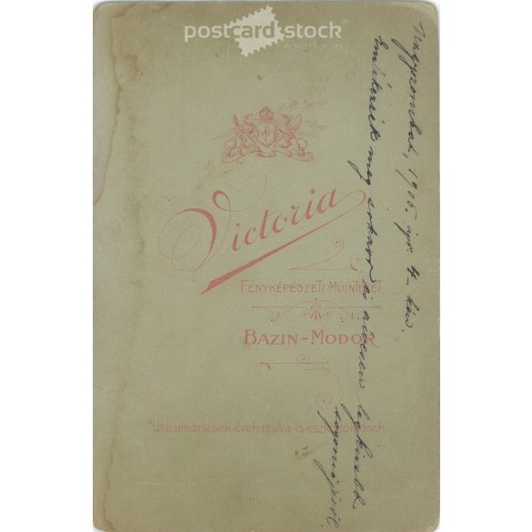 1905 - Fiatal nő műtermi felvétele, Nagyszombat. A fotó a Victoria fotóműterem munkája. A képen szereplő személye ismeretlen. Régi fotó. Eredeti kabinetfotó / keményhátú fotó / vizitkártya, CDV fotó. (2793663)