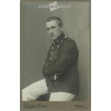 1914 - Fiatal tiszt műtermi felvétele a mozgósításkor. A fotó Könnyű József fotóműtermében, Pécsett készült. Régi fotó. Eredeti kabinetfotó / keményhátú fotó / vizitkártya, CDV fotó. (2793664)
