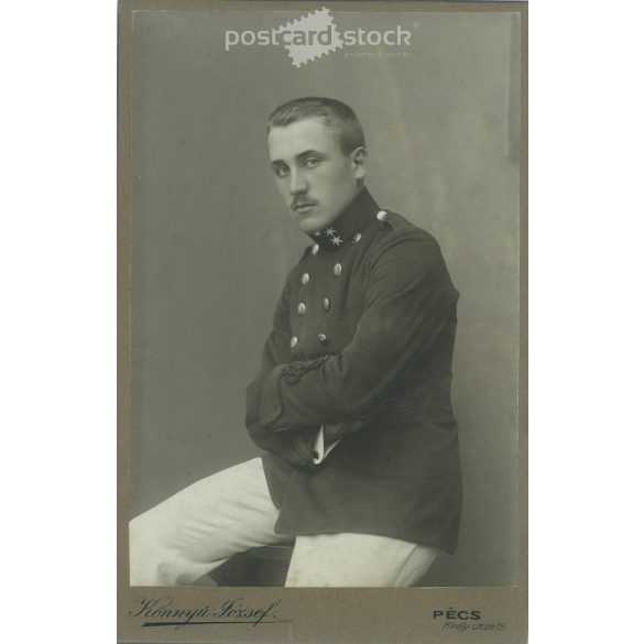 1914 - Fiatal tiszt műtermi felvétele a mozgósításkor. A fotó Könnyű József fotóműtermben, Pécsett készült. Régi fotó. Eredeti kabinetfotó / keményhátú fotó / vizitkártya, CDV fotó. (2793664)