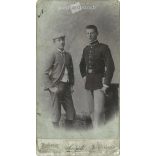 Fivérek műtermi felvétele. A fotó a Szigeti fotóműtermében, Székesfehérváron készült. Régi fotó. Eredeti kabinetfotó / keményhátú fotó / vizitkártya, CDV fotó. (2793665)