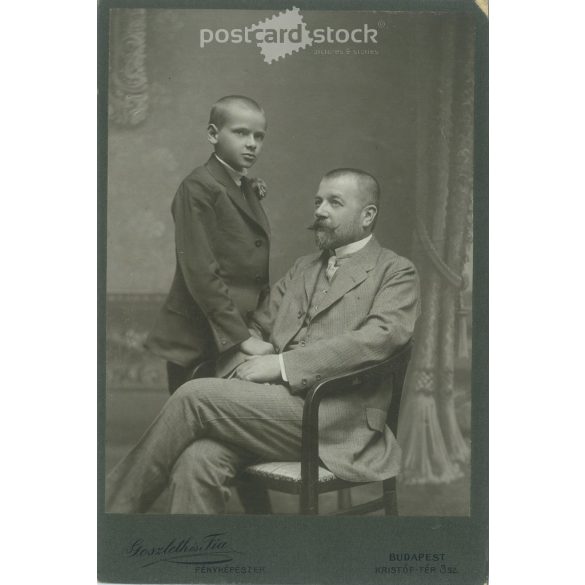 Apa és fia műtermi felvétele. A fotó a Goszleth István és Fia fotóműtermben, Budapesten készült. Régi fotó. Eredeti kabinetfotó / keményhátú fotó / vizitkártya, CDV fotó. (2793666)