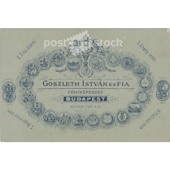 Apa és fia műtermi felvétele. A fotó a Goszleth István és Fia fotóműtermében, Budapesten készült. Régi fotó. Eredeti kabinetfotó / keményhátú fotó / vizitkártya, CDV fotó. (2793666)