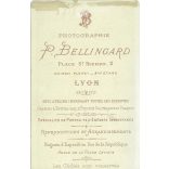 Kislány műtermi felvétele. A fotó P. Bellingard fotóműtermében, Lyon-ban készült. Régi fotó. Eredeti kabinetfotó / keményhátú fotó / vizitkártya, CDV fotó.(2793667)