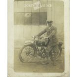 1925 - A felvételen Karmanczy Gyögy és motorja, Debrecenben. A kép készítője ismeretlen. Eredeti régi fotó. Fekete-fehér fotólap, régi képeslap. (2793668)