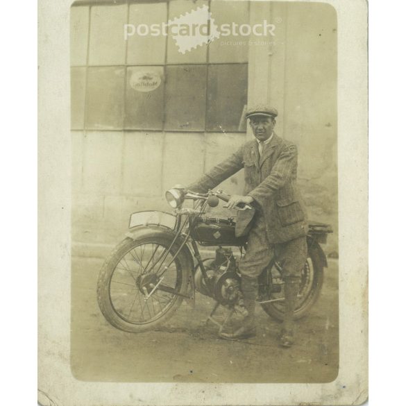 1925 - A felvételen Karmanczy Gyögy és motorja, Debrecenben. A kép készítője ismeretlen. Eredeti régi fotó. Fekete-fehér fotólap, régi képeslap. (2793668)