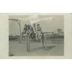   1930 - Nyaraló fiatalok. A képen szereplők és a kép készítője ismeretlen. Eredeti régi fotó. Fekete-fehér fotólap, régi képeslap. (2793669)