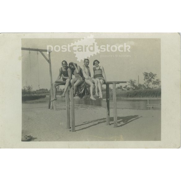 1930 - Nyaraló fiatalok. A képen szereplők és a kép készítője ismeretlen. Eredeti régi fotó. Fekete-fehér fotólap, régi képeslap. (2793669)