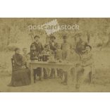 1800-as évek vége. Családi csoportkép a kertben. A képen szereplők és a kép készítője ismeretlen. Eredeti régi fotó. Fekete-fehér, kasírozott fotó, eredeti papírkép. (2793672)