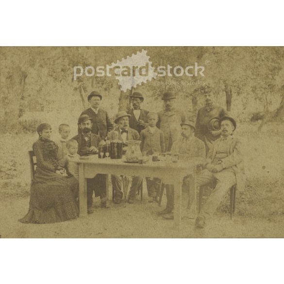 1800-as évek vége. Családi csoportkép a kertben. A képen szereplők és a kép készítője ismeretlen. Eredeti régi fotó. Fekete-fehér, kasírozott fotó, eredeti papírkép. (2793672)