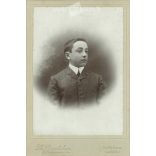 Fiatalember műtermi fotója. A fotó a H. Gaudichon fotóműtermében, Cannes-ben készült. Régi fotó. Eredeti kabinetfotó / keményhátú fotó / vizitkártya, CDV fotó. (2793673)