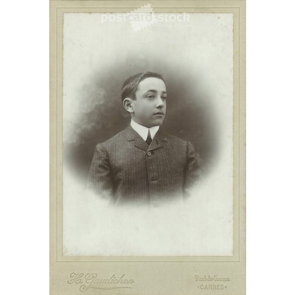 Fiatalember műtermi fotója. A fotó a H. Gaudichon fotóműtermben, Cannes-ben készült. Régi fotó. Eredeti kabinetfotó / keményhátú fotó / vizitkártya, CDV fotó. (2793673)