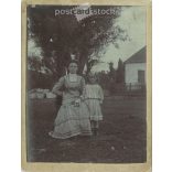 Cca 1910. Anya és lánya. A képen szereplők és a kép készítője ismeretlen. Eredeti régi fotó. Fekete-fehér, kasírozott fotó, eredeti papírkép. (2793752)