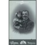 1900-as évek eleje. Apa és lánya. A képen szereplők személye ismeretlen. A fotó Barna fotóműtermében, Miskolcon készült. Régi fotó. Eredeti kabinetfotó / keményhátú fotó / vizitkártya, CDV fotó. (2793754)