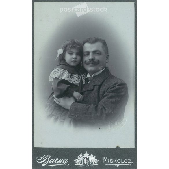 1900-as évek eleje. Apa és lánya. A képen szereplők személye ismeretlen. A fotó Barna fotóműtermében, Miskolcon készült. Régi fotó. Eredeti kabinetfotó / keményhátú fotó / vizitkártya, CDV fotó. (2793754)