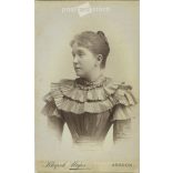 1894 - Elegáns, fiatal nő műtermi fotója. A képen szereplő személye ismeretlen. A fotó Klapok Alajos fotóműtermében, Aradon készült. Régi fotó. Eredeti kabinetfotó / keményhátú fotó / vizitkártya, CDV fotó. (2793755)
