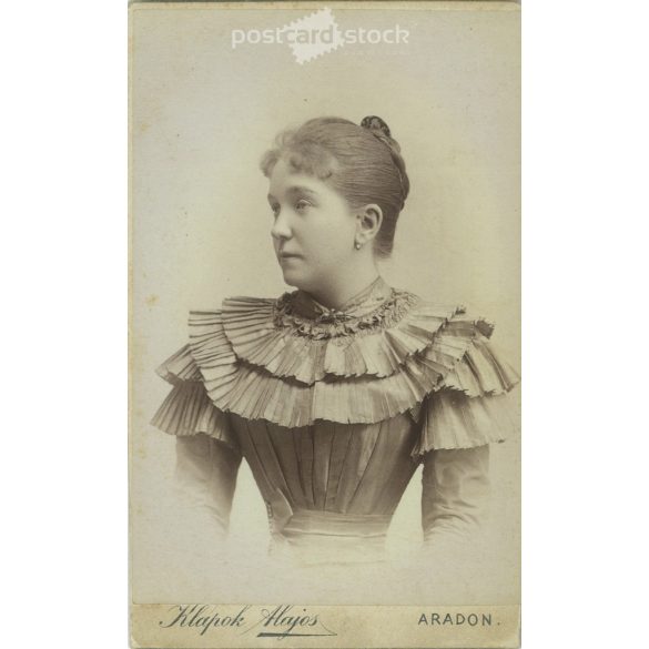 1894 - Elegáns, fiatal nő műtermi fotója. A képen szereplő személye ismeretlen. A fotó Klapok Alajos fotóműtermében, Aradon készült. Régi fotó. Eredeti kabinetfotó / keményhátú fotó / vizitkártya, CDV fotó. (2793755)