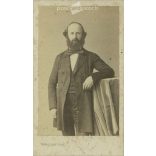 1890-es évek. Elegáns úr műtermi fotója. A képen szereplő személye ismeretlen. A fotó Trinquart fotóműteremben, Párizsban készült. Régi fotó. Eredeti kabinetfotó / keményhátú fotó / vizitkártya, CDV fotó. (2793756)