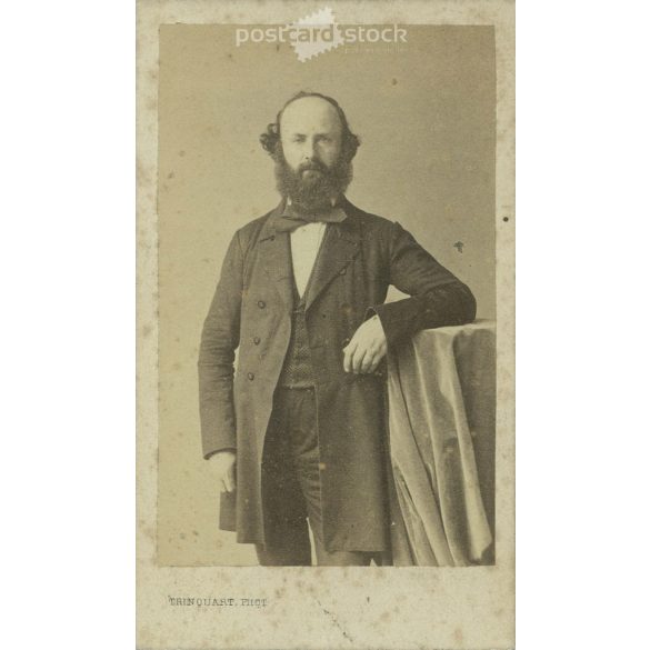 1890-es évek. Elegáns úr műtermi fotója. A képen szereplő személye ismeretlen. A fotó Trinquart fotóműteremben, Párizsban készült. Régi fotó. Eredeti kabinetfotó / keményhátú fotó / vizitkártya, CDV fotó. (2793756)