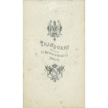 1890-es évek. Elegáns úr műtermi fotója. A képen szereplő személye ismeretlen. A fotó Trinquart fotóműteremben, Párizsban készült. Régi fotó. Eredeti kabinetfotó / keményhátú fotó / vizitkártya, CDV fotó. (2793756)