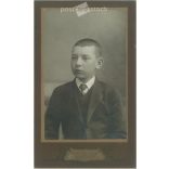 Cca 1910 - Fiatal fiú műtermi portréfotója. A kép Ruzicska Gyula fotóműtermében, Debrecenben készült. Régi fotó. Eredeti kabinetfotó / keményhátú fotó / vizitkártya, CDV fotó. (2793758)