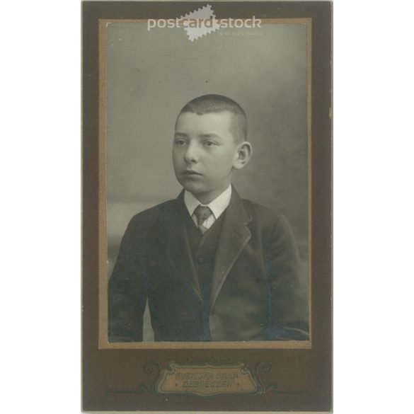 Cca 1910 - Fiatal fiú műtermi portréfotója. A kép Ruzicska Gyula fotóműtermében, Debrecenben készült. Régi fotó. Eredeti kabinetfotó / keményhátú fotó / vizitkártya, CDV fotó. (2793758)