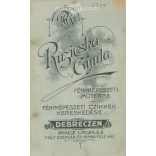 Cca 1910 - Fiatal fiú műtermi portréfotója. A kép Ruzicska Gyula fotóműtermében, Debrecenben készült. Régi fotó. Eredeti kabinetfotó / keményhátú fotó / vizitkártya, CDV fotó. (2793758)