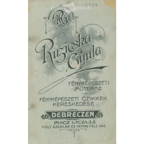 Cca 1910 - Fiatal fiú műtermi portréfotója. A kép Ruzicska Gyula fotóműtermében, Debrecenben készült. Régi fotó. Eredeti kabinetfotó / keményhátú fotó / vizitkártya, CDV fotó. (2793758)
