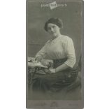 Cca 1900 - Elegáns, fiatal hölgy műtermi portréfotója. A kép Divald Károly és Fia fotóműtermében, Eperjesen készült. Régi fotó. Eredeti kabinetfotó / keményhátú fotó / vizitkártya, CDV fotó. (2793760)