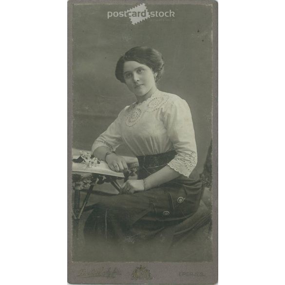 Cca 1900 - Elegáns, fiatal hölgy műtermi portréfotója. A kép Divald Károly és Fia fotóműtermében, Eperjesen készült. Régi fotó. Eredeti kabinetfotó / keményhátú fotó / vizitkártya, CDV fotó. (2793760)