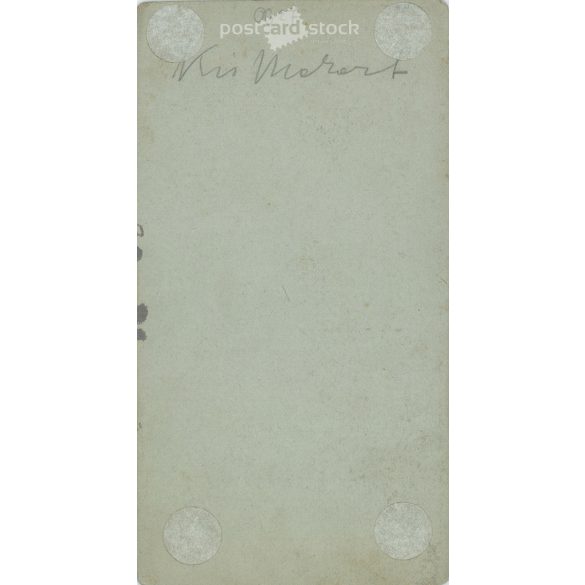 Cca 1900 - Elegáns, fiatal hölgy műtermi portréfotója. A kép Divald Károly és Fia fotóműtermében, Eperjesen készült. Régi fotó. Eredeti kabinetfotó / keményhátú fotó / vizitkártya, CDV fotó. (2793760)