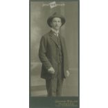 1909 - Fiatalember kalapban műtermi fotó. A kép Johann Müller fotóműtermében, Rumburgban készült. Régi fotó. Eredeti kabinetfotó / keményhátú fotó / vizitkártya, CDV fotó. (2793761)